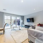 Lux St James Apartment by City Stay London