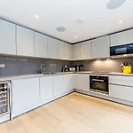 Lux St James Apartment by City Stay London